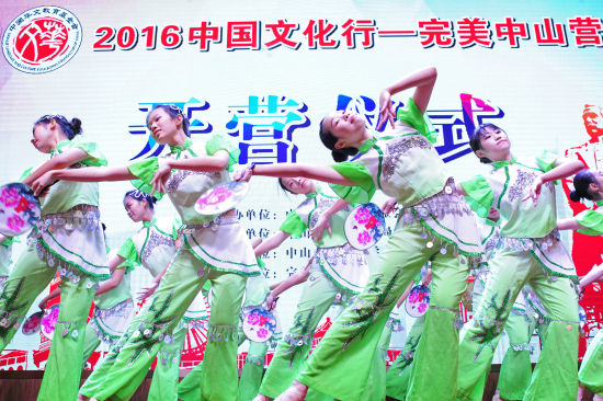 中國(guó)僑網(wǎng)僑中學(xué)生表演文藝節(jié)目