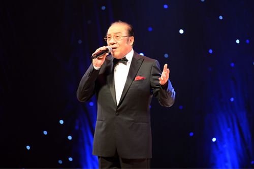 中國僑網(wǎng)楊洪基演唱《滾滾長江東逝水》《我和我的祖國》等