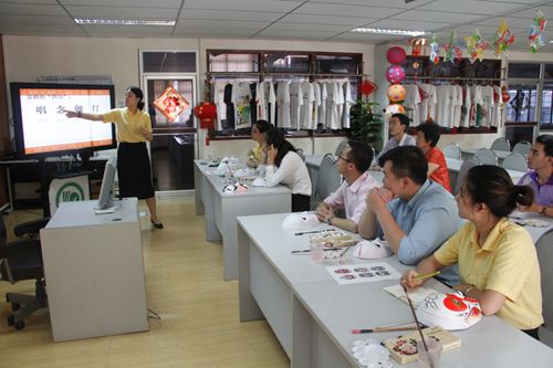 中國僑網(wǎng)志愿者教師“中國國粹文化”教學(xué)展示