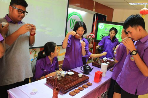 中國(guó)僑網(wǎng)高中生們對(duì)各種精美的茶具愛不釋手