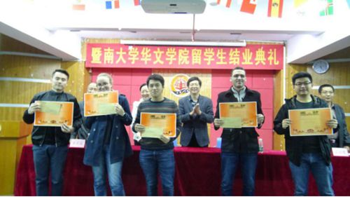 中國僑網(wǎng)與會(huì)領(lǐng)導(dǎo)為獲獎(jiǎng)班集體頒發(fā)獎(jiǎng)狀和獎(jiǎng)金