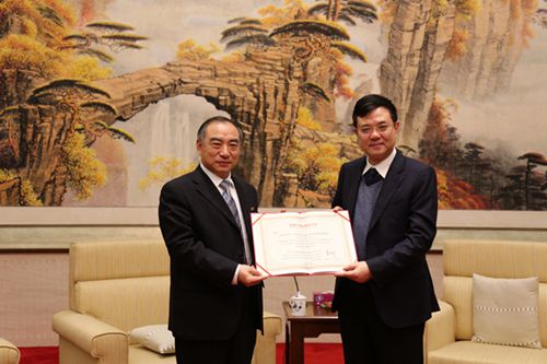 中國(guó)僑網(wǎng)賈益民向薛曉峰頒授華僑大學(xué)第七屆董事會(huì)副董事長(zhǎng)聘書(shū)
