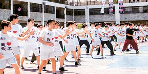 中國僑網(wǎng)圖為國立中學(xué)漢語學(xué)員表演形意拳