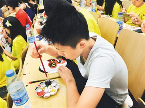 中國僑網(wǎng)圖為華裔青少年在夏令營繪畫,。 (資料圖)