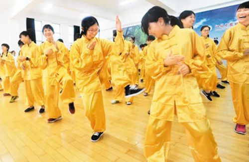 中國僑網(wǎng)圖為華裔青少年在夏令營學(xué)習(xí)太極拳,。 (資料圖)