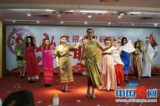 中國僑網(wǎng)華文學院藝術團表演舞蹈“東南情”,。付強 攝