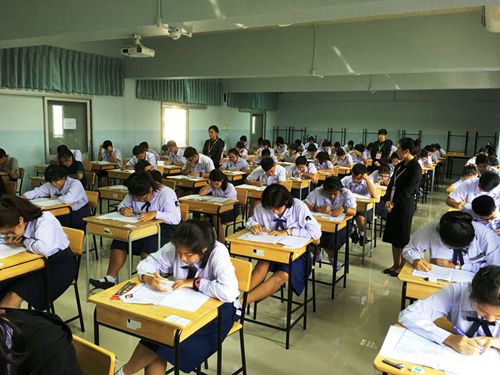 中國(guó)僑網(wǎng)HSK3級(jí)考生認(rèn)真作答