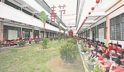 中國僑網(wǎng)教師精心制作的“春節(jié)”及大“吉”高掛在課室大樓(馬來西亞《星洲日報》)