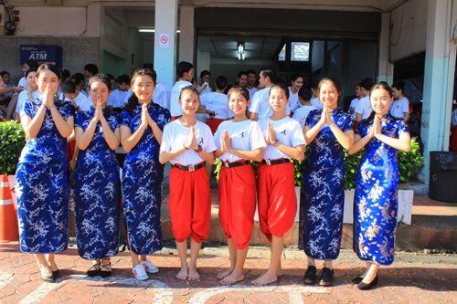 中國僑網(wǎng)泰國學(xué)生和身著旗袍的孔子學(xué)院教師合影留念