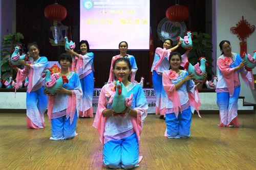 中國僑網(wǎng)泰國本土教師表演舞蹈《金雞送?!? /></div><!--圖片--><!--圖片說明-->
<div id=