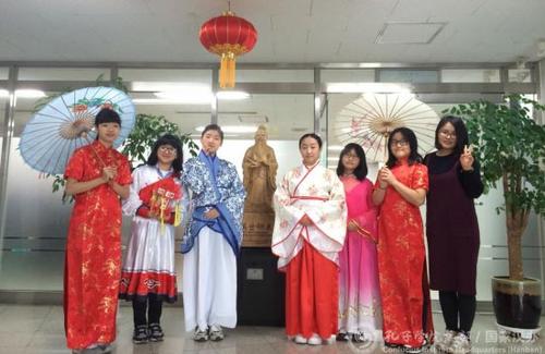 中國(guó)僑網(wǎng)試穿中國(guó)傳統(tǒng)服飾