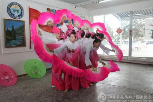 中國(guó)僑網(wǎng)賈拉拉巴德市奧斯曼諾夫中學(xué)學(xué)生表演《扇子舞》