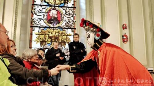 中國僑網(wǎng)變臉表演