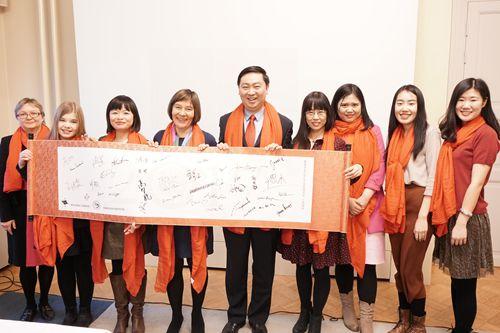 中國僑網(wǎng)合影