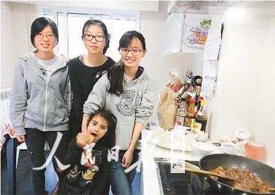 中國僑網(wǎng)賈程琪(右一)和同學(xué)帶著水餃到學(xué)生家里做客,。 (圖片由受訪者提供)