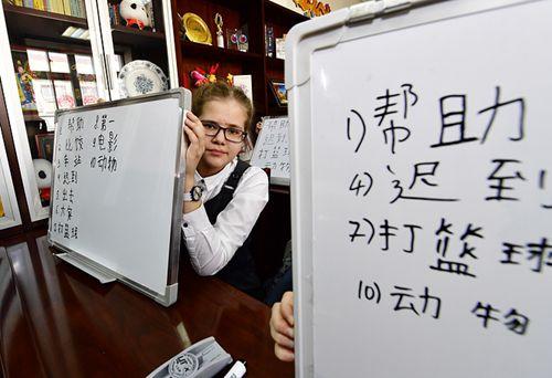 中國僑網(wǎng)參賽學生展示自己的答題板,。(網(wǎng)頁截圖)
