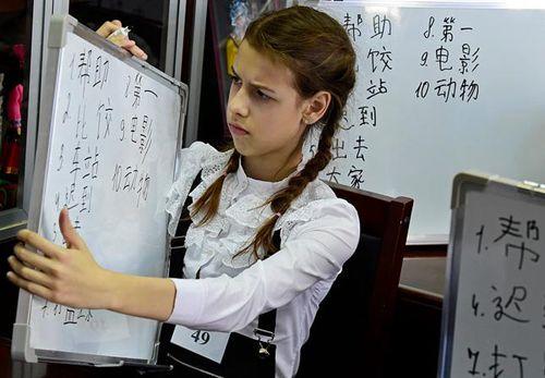 中國僑網(wǎng)小姑娘比較的“較”寫成了“餃”啦。(網(wǎng)頁截圖)