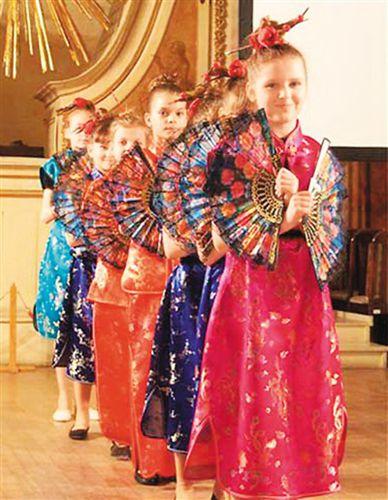 中國僑網圖為波蘭小學生正在表演中國傳統(tǒng)舞蹈《扇子舞》,。