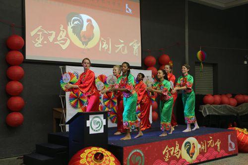 中國僑網(wǎng)學(xué)生表演舞蹈