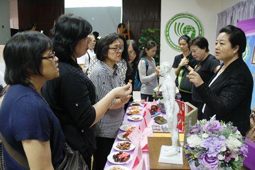 中國僑網(wǎng)中醫(yī)展臺吸引民眾參觀