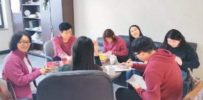 中國(guó)僑網(wǎng)圖為本文作者(左)和韓國(guó)學(xué)生在討論課上