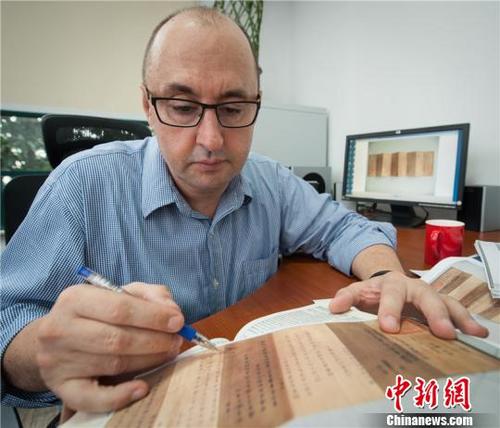 中國僑網(wǎng)Thomas在研究中國史料 克顏 攝