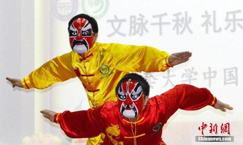中國僑網(wǎng)資料圖:2月22日,位于吉爾吉斯斯坦首都比什凱克的阿拉套大學舉辦中國文化日,,主題為“文脈千秋 禮樂修身”,。圖為參加活動的學生面帶京劇臉譜進行有中國文化特色的表演。中新社記者 文龍杰 攝