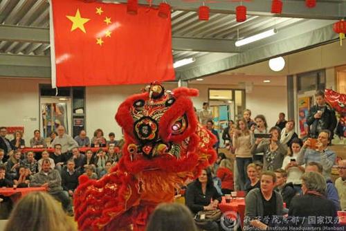 中國(guó)僑網(wǎng)荷蘭鹿特丹醒獅隊(duì)表演舞獅