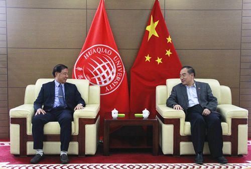 中國(guó)僑網(wǎng)賈益民與邢福揚(yáng)交談