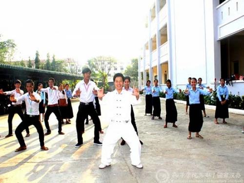 中國僑網大學生漢語班學習太極拳