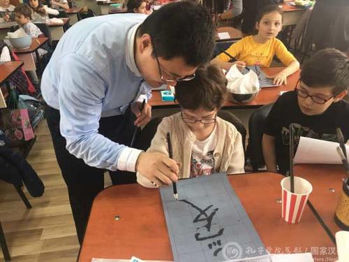 中國僑網(wǎng)當(dāng)?shù)貙W(xué)生體驗中國書法