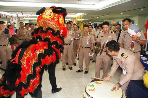 中國(guó)僑網(wǎng)軍官們的舞獅表演