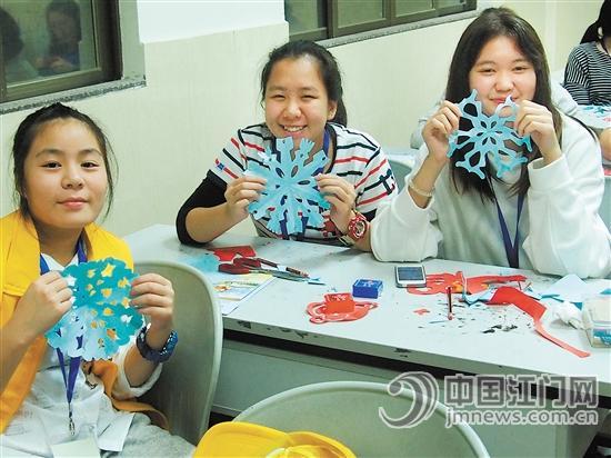 中國僑網(wǎng)營員展示自己動手做的剪紙作品,。