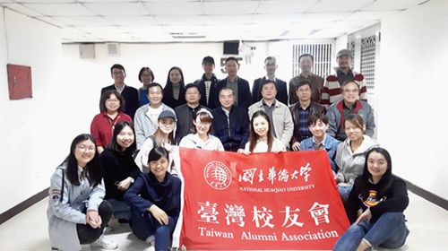 中國僑網(wǎng)賈益民與在臺師生及校友合影