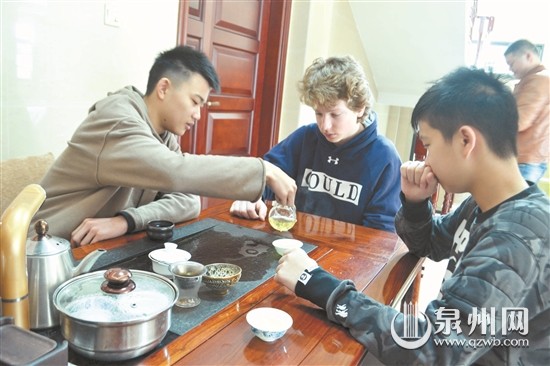 中國僑網(wǎng)美國中學(xué)生在泉州家庭里學(xué)泡鐵觀音茶