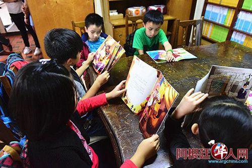 中國僑網(wǎng)袁建平將一千余冊學(xué)習(xí)工具書,捐贈給阿根廷僑聯(lián)中文學(xué)校圖書室。 (阿根廷華人網(wǎng))