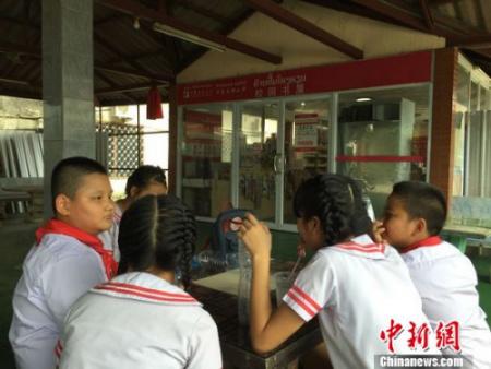 中國僑網資料圖:學生嬉戲。(齊彬 攝)