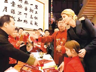 中國僑網(wǎng)圖為在中國駐美使館活動中,,伊萬卡·特朗普和女兒阿拉貝拉參觀中國的傳統(tǒng)工藝,。資料圖片
