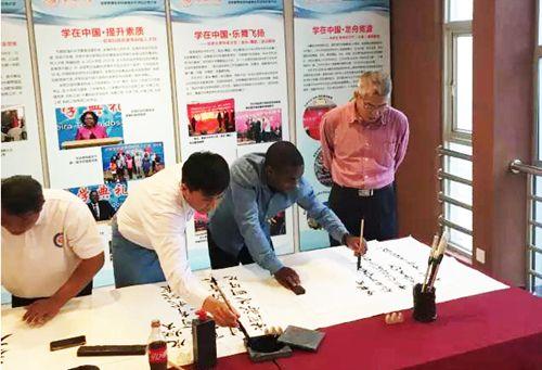 中國(guó)僑網(wǎng)安哥拉等國(guó)留學(xué)生展示書(shū)法學(xué)習(xí)成果,。