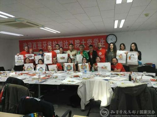 中國僑網(wǎng)學(xué)員體驗(yàn)“雕版印刷”與“年畫填色”中國傳統(tǒng)技藝