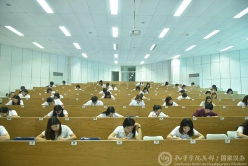 中國(guó)僑網(wǎng)四級(jí)考場(chǎng)坐滿考生