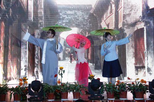 中國(guó)僑網(wǎng)泰國(guó),、印度尼西亞學(xué)生朗誦《雨巷》