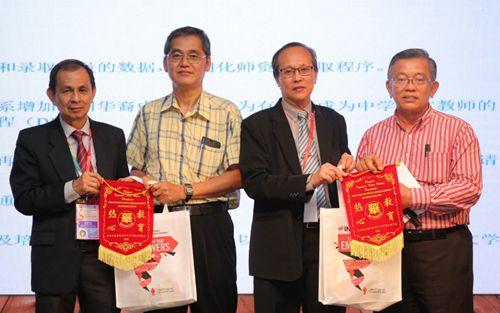 中國僑網(wǎng)2017年馬來西亞國民型華文中學(xué)校長教育研討會籌委會主席黃奕仁(左一)和馬來西亞國民型華文中學(xué)校長理事會主席陳德祥(右二)頒發(fā)錦旗予廖國華(左二)和周世揚(yáng),。(馬來西亞《星洲日報》)