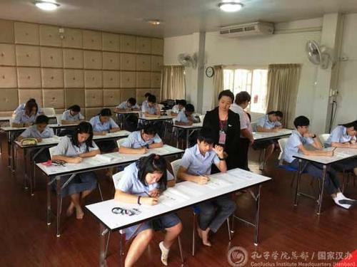 中國僑網(wǎng)考生在考場認真作答,。