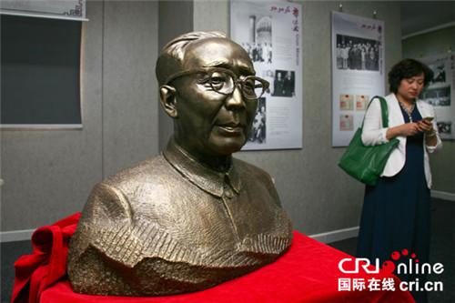 中國僑網(wǎng)當?shù)貙W生與郭沫若半身銅像合影,。
