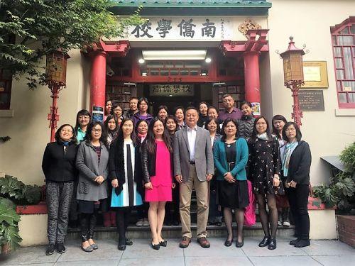 中國(guó)僑網(wǎng)參加海外華文教師證書班的中國(guó)教授與本地華文教師,,在承辦方南僑學(xué)校大門合影,。(美國(guó)《僑報(bào)》/南僑學(xué)校提供)
