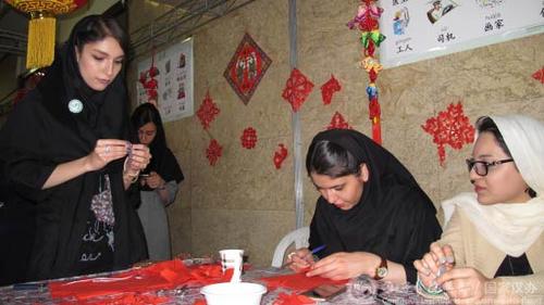 中國僑網(wǎng)喜歡剪紙的伊朗女孩,。