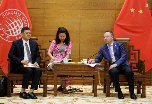 中國(guó)僑網(wǎng)曾路與丁貌拉交談