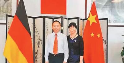 中國僑網(wǎng)圖為陳薇和丈夫董明,。 來源:《重慶日報》