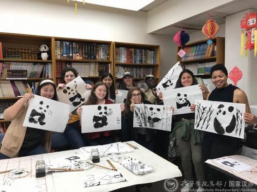 中國(guó)僑網(wǎng)學(xué)員們展示大熊貓作品。